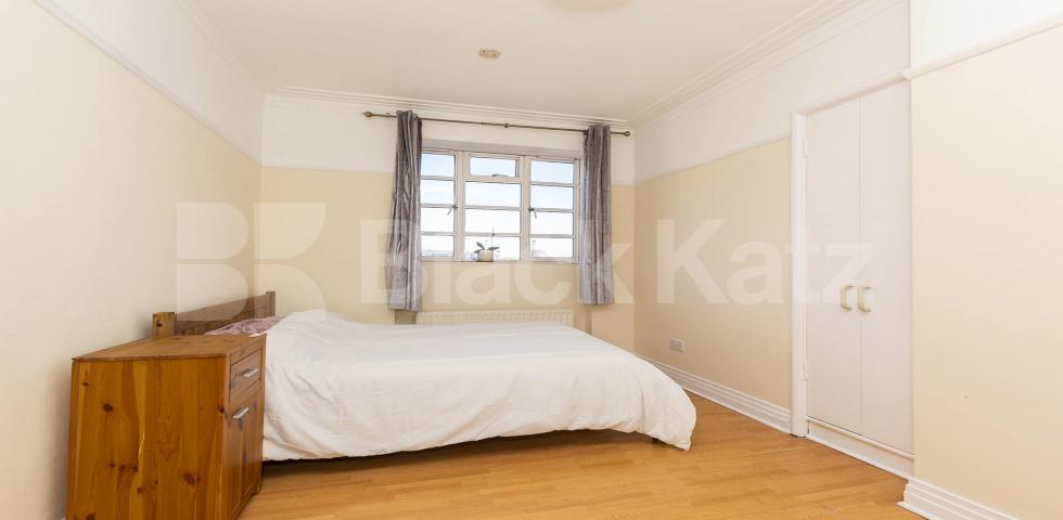 Spacious modern one bed mins to Tube Shops & Regents Park Mornington Crescent , Camden